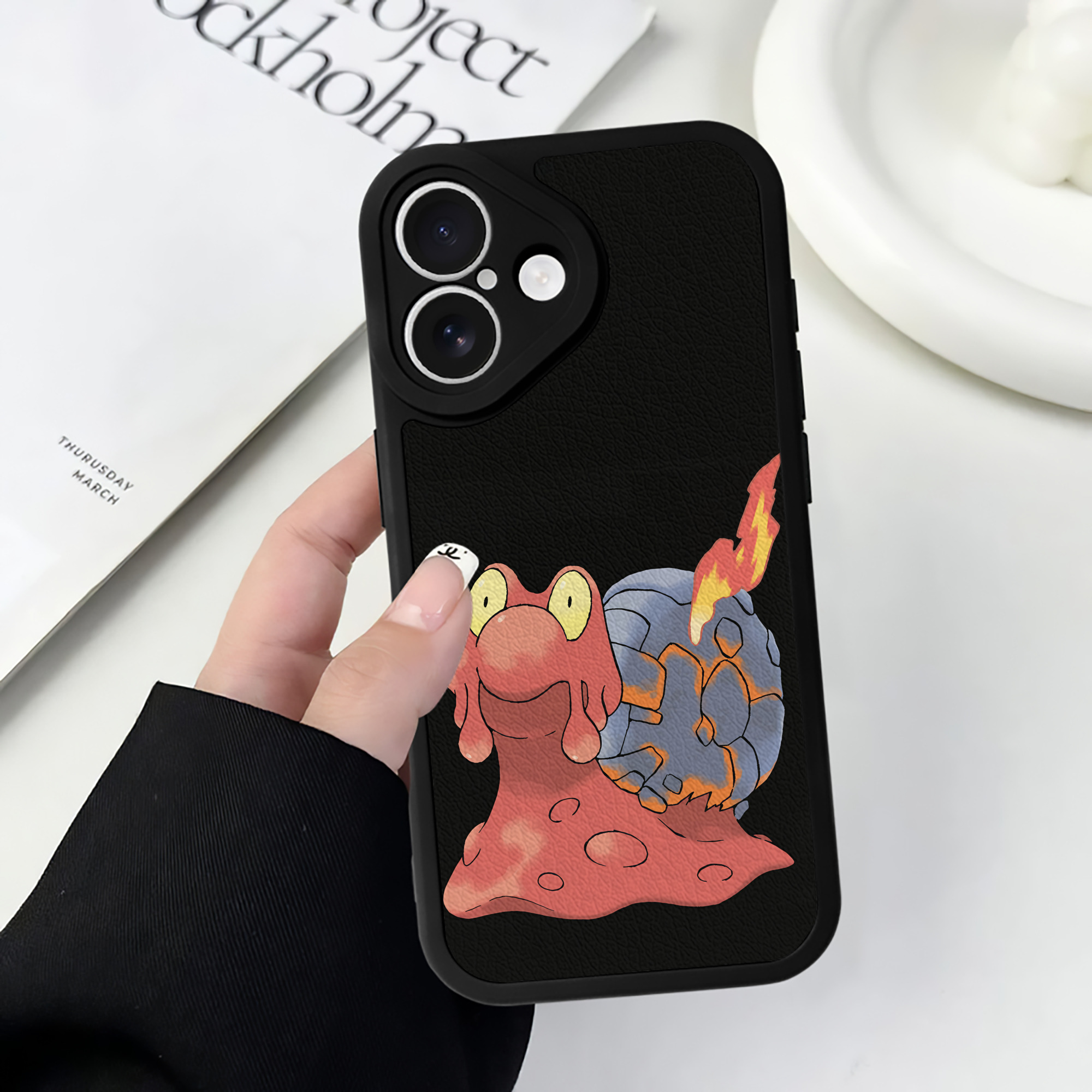 （画像用） ポケットモンスター Pokémon 【iPhone 16シリーズ対応】シリコンスマホケース（レザー調） 材質：シリコン